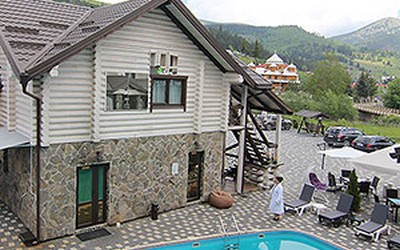 Готелі Поляниця з басейном котедж в Буковелі з чаном кухнею сауною